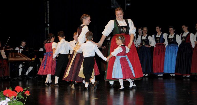 „Bin im Trachtenverein groß geworden“: Corina leitet gemeinsam mit Nadine Hagen die Kindertranzgruppe. (Trachtenverein)