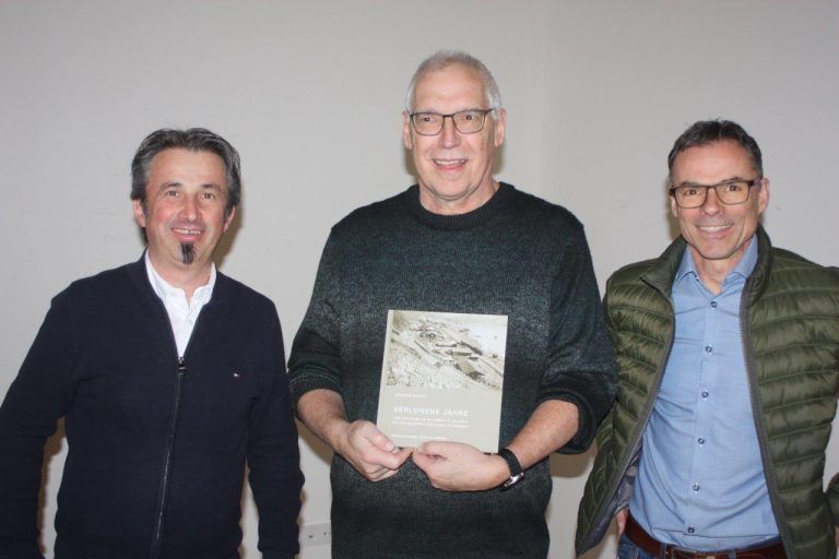 Buchautor Gerhard Breuß mit Bürgermeister Jürgen Bachmann und Altbürgermeister Kilian Tschabrun (r.).
