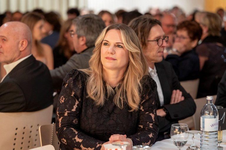 Ausverkauft: Klauser Ringerball begeistert mit Show, Ehrungen und Tombola: Vizebürgermeisterin Daniela Ritter war hochzufrieden.