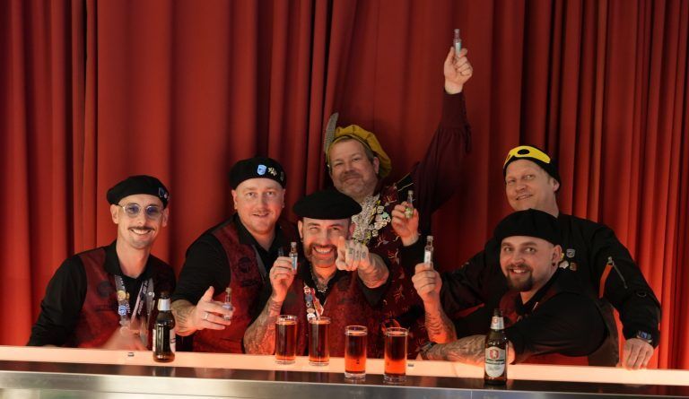 Zere Ritter Markus (hi), Raubrittervasalle Andi (Gelbe Augenbinde) und Schalmeien an der Fussballerbar