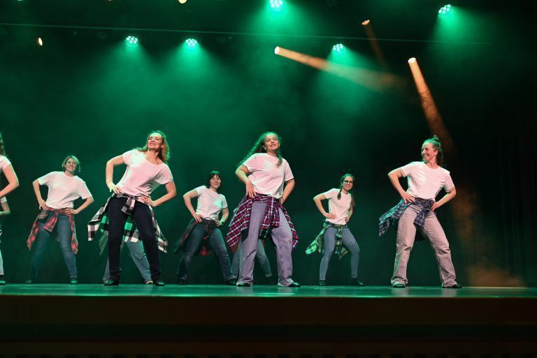 Junge Musiktalente luden zum Faschingskonzert : Erwachsene und Kinder tanzten gemeinsam im Tanzensemble zu Beyoncé und Rosé und Bruno Mars.