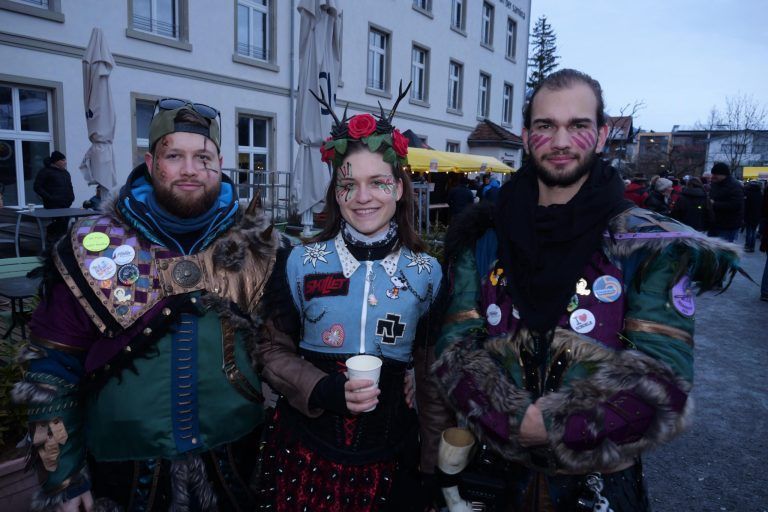 Besuch aus Liechtenstein: Adrian, Jessica und Emanuel von den Tresner Moscht Gügeler. - Schwungvolles Monsterkonzert in Frastanz - Monsterkonzert