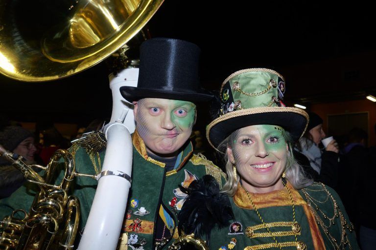 Mitreißende Beats: Die „Muntafoner Guggamusig Moltaschorri“ ließ es krachen und mischte sich anschließend unters Partypublikum. - Schwungvolles Monsterkonzert in Frastanz - Monsterkonzert