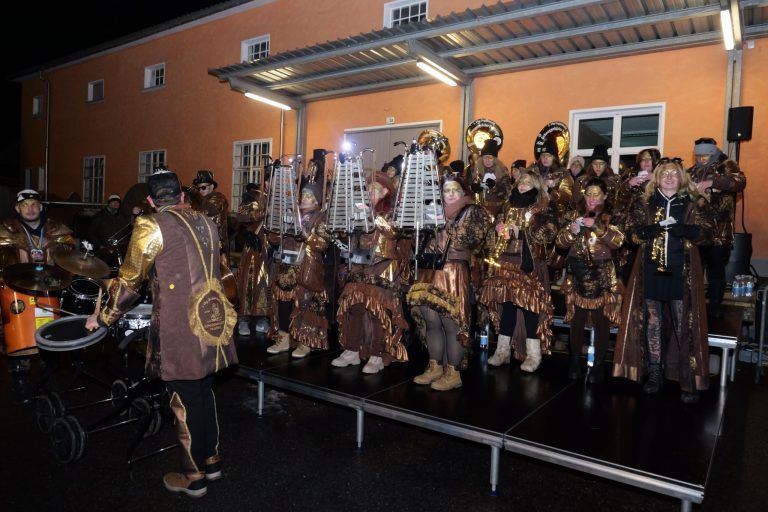 Heimspiel: Die Gastgeber „1. Vorarlberger Guggamusig Schneggahüsler Frastanz“ beeindruckten mit flotten Drums und einer mitreißenden Hitmischung. - Schwungvolles Monsterkonzert in Frastanz - Monsterkonzert