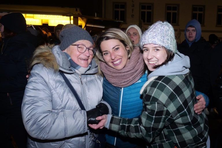 Partypeople in Frastanz: Melanie Malin, Lina Tschabrun und Maria Grabuschnigg. - Schwungvolles Monsterkonzert in Frastanz - Monsterkonzert