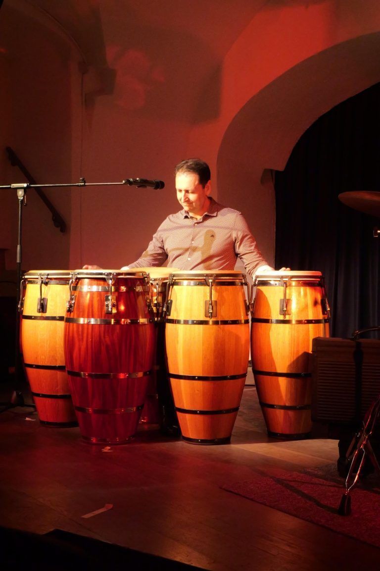 Percussion-Meister: Die Leidenschaft für Bongos und Congas war in jedem Ton von Mikirozis spürbar. - Neujahrsjazzfestival 2025 - Theater am Saumarkt - Neujahrsjazzfestival, Theater am Saumarkt