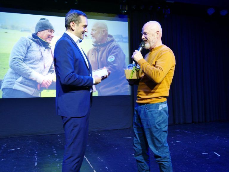 Für die Anpflanzung von dutzenden Bäumen und Kulturen beim Hundesportplatz erhielt u.a. Christian Kloos den Umweltpreis. - Neujahresempfang Marktgemeinde Hörbranz 2025
