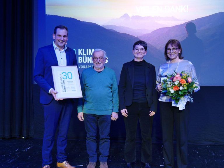 Urkunde für 30 Jahre Mitgliedschaft im Klimabündnis Vorarlberg: Bgm. Andreas Kresser, Georg Künz mit Julia Weingärtner (Klimabündnis) und Irmgard Erath. - Neujahresempfang Marktgemeinde Hörbranz 2025