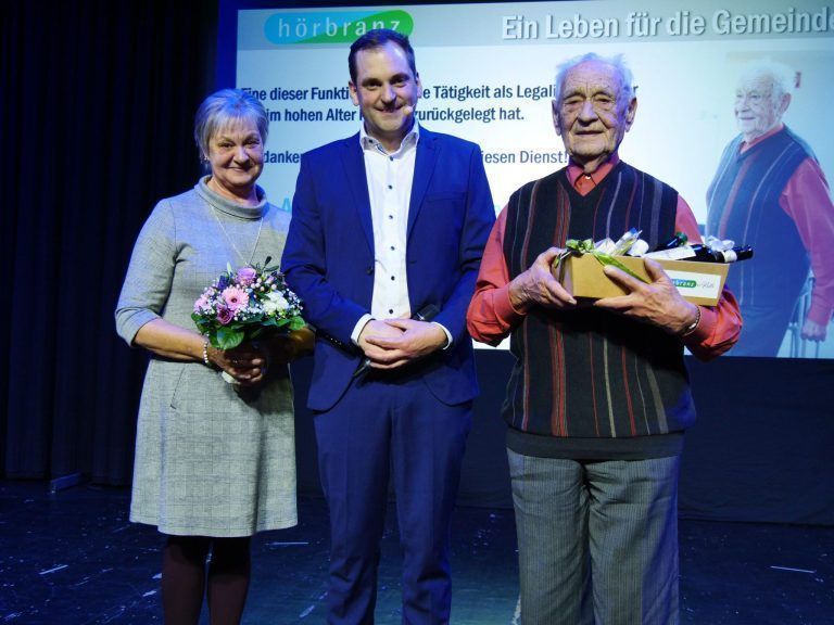 Ehrenbürger Severin Sigg mit Tochter Silvia Mittersteiner und Bgm. Andreas Kresser. - Neujahresempfang Marktgemeinde Hörbranz 2025