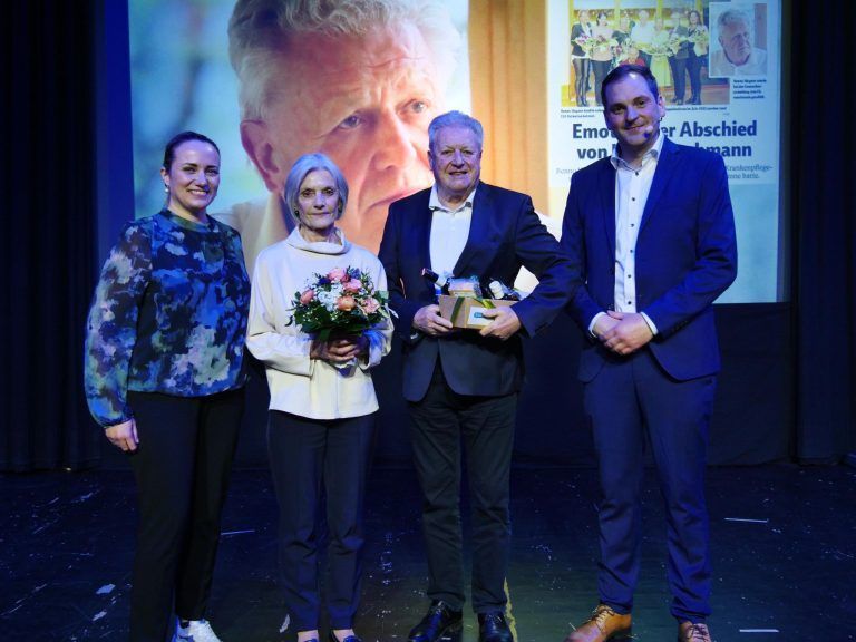 Würdigung für soziales Engagement: Altobmann Benno Wagner (Krankenpflegeverein Hörbranz) mit Gattin Gertrud flankiert von Gemeinderätin Karin Flatz und Bürgi Andreas Kresser. - Neujahresempfang Marktgemeinde Hörbranz 2025