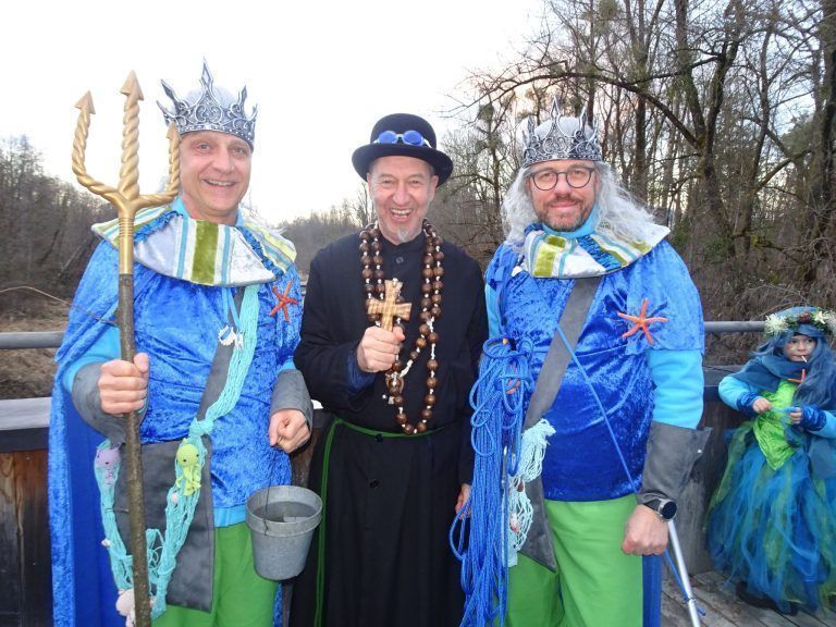 Alfons Meindl fungierte wieder gekonnt als Faschingsbischof. - Ein Wassermann, eine verlorene Krone und 500 Kraken - Die Wassernarren vom OberschorBach luden zur feierlichen Taufe ihres neuen Faschingswagens.