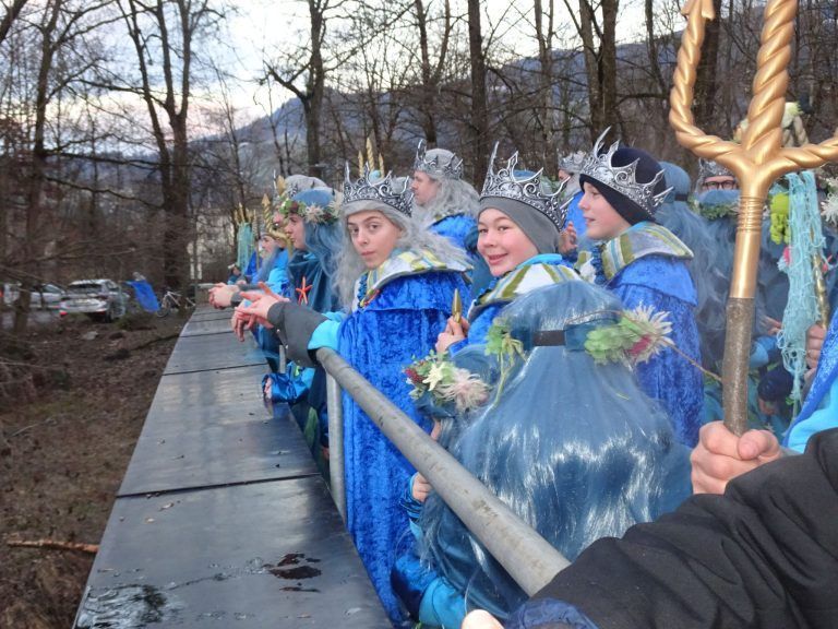Die Mäschgerle feuerten Wassermann Wolfgang Pastor bei der Bergung an. - Ein Wassermann, eine verlorene Krone und 500 Kraken - Die Wassernarren vom OberschorBach luden zur feierlichen Taufe ihres neuen Faschingswagens.