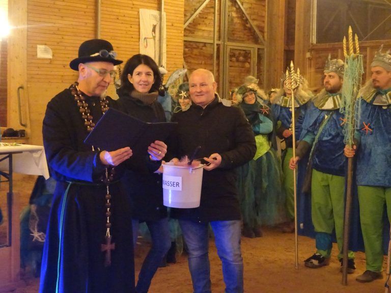 Als Paten für den Wagen und bei der Taufe fungierten wieder Thomas und Theresia Zwerger. - Ein Wassermann, eine verlorene Krone und 500 Kraken - Die Wassernarren vom OberschorBach luden zur feierlichen Taufe ihres neuen Faschingswagens.