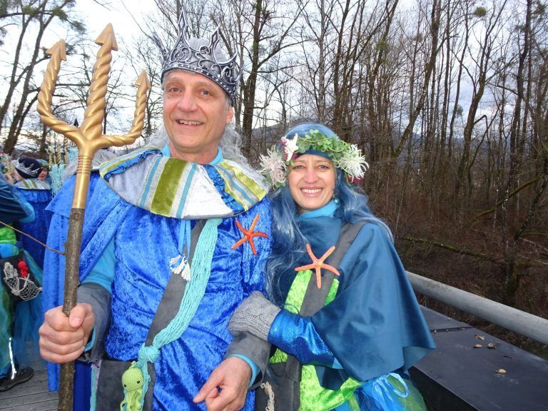 Chistof und Helga Peter sind begeisterte OberschorBacher Wassernarren. - Ein Wassermann, eine verlorene Krone und 500 Kraken - Die Wassernarren vom OberschorBach luden zur feierlichen Taufe ihres neuen Faschingswagens.