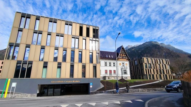 Bestens erreichbar: Der Gesundheitscampus verfügt über Tiefgaragenstellplätze und eine Bushaltestelle. - Gesundheitscampus - viele Spezialisten unter einem Dach - Gesundheitscampus