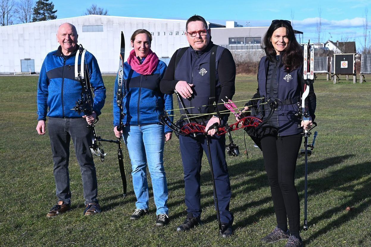 Obmann Karl Schmid, Sandra Hechenberger, Mario Wintschnig und Katharina Racher vom Bogensportclub Lustenau machen ihren Platz zukunfts- und sturmfit. (bvs)