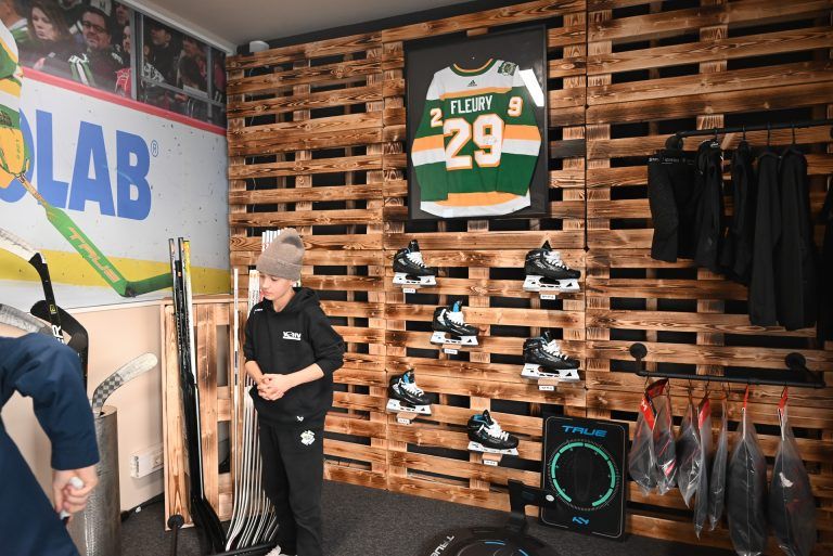 Eishockey-Fachhandel zieht in Holzstraße: Sogar einen eigenen Torhüter-Verkaufsraum gibt es.