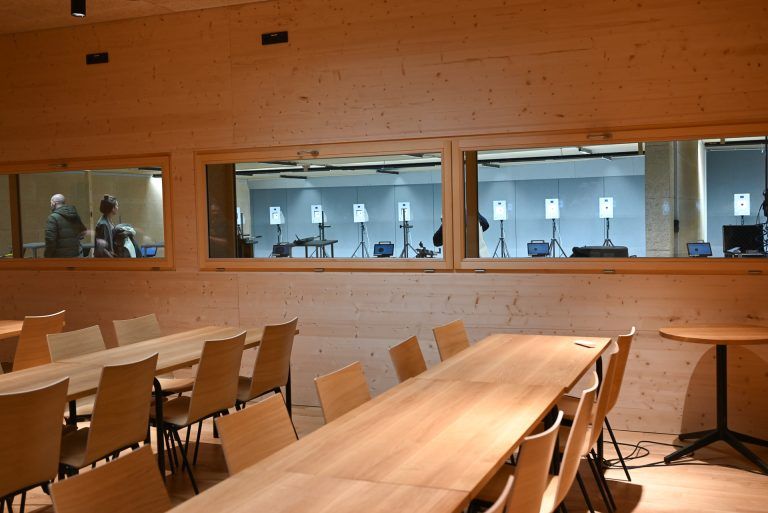 Neues Schützenhaus Rheintal begeistert : Vom Gemeinschaftsraum hat man einen guten Blick auf einen der Schießstände.