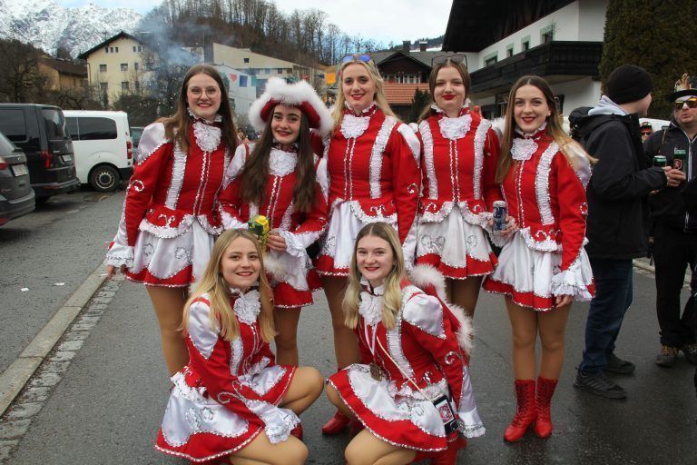 Größter Umzug der Region: Auch die Kehlegger Gardemädchen zogen viele Blicke auf sich.