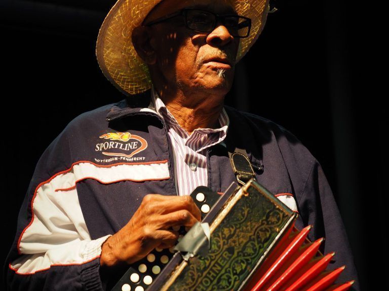 Legenden des Funaná im TiK: Bitori nha Bibinha, die lebende Legende des Funaná, auf der Bühne – ein musikalischer Abend voller Energie.