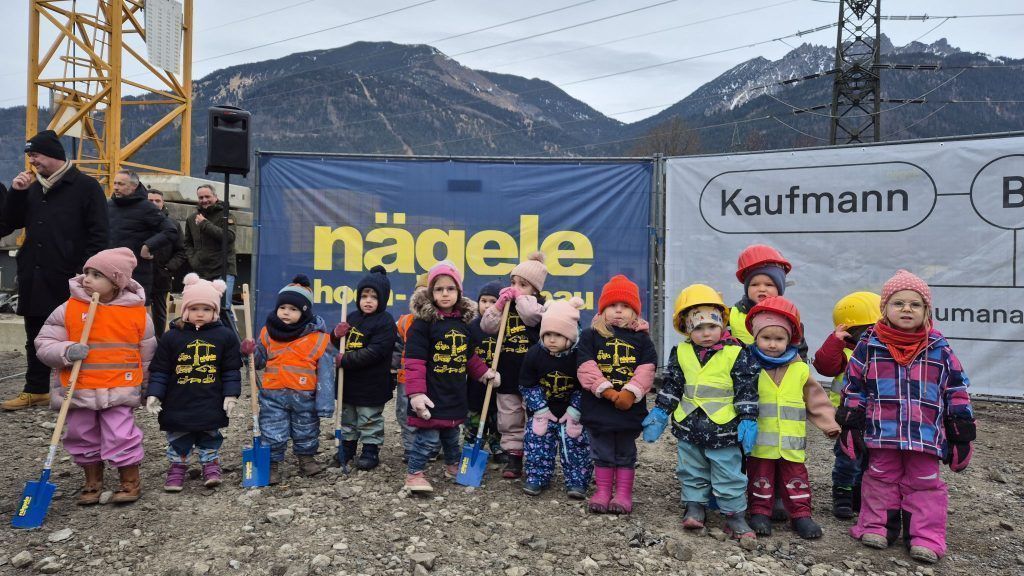 Seit zehn Jahren geplant, jetzt umgesetzt: Kinder setzen Spatenstich für ihr Kinderhaus