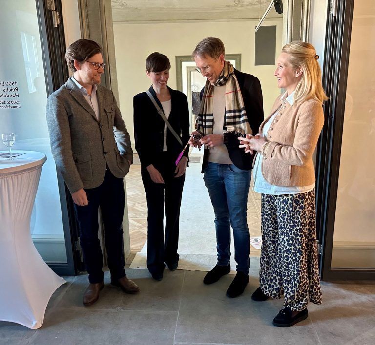 Symbolische Schlüsselübergabe im Cavazzen-Museum: Nachdem die Sanierung des Gebäudes abgeschlossen ist, steht der Endspurt an: Unter der Federführung des Kulturamts werden nun die musealen Strukturen eingebaut. Im Bild v.li.n.re.: Kulturamtsleiter Alexander Warmbrunn, Museumsleiterin Barbara Reil, Hochbauleiter Hilmar Ordelheide und Oberbürgermeisterin Dr. Claudia Alfons.