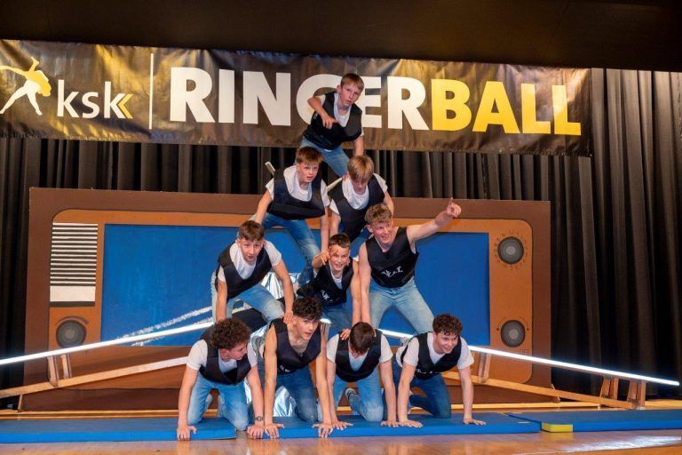 Ausverkauft: Klauser Ringerball begeistert mit Show, Ehrungen und Tombola: Ein mehrstündiges Programm wurde den Besuchern geboten.