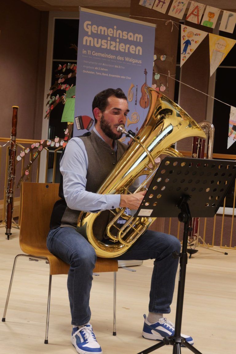 Neues Klavier musikalisch geehrt: Martin Pfeffer, bekannt als Kapellmeister der Bürgermusik Nenzing, zeigte sein Können auf der Tuba und erntete großen Applaus.