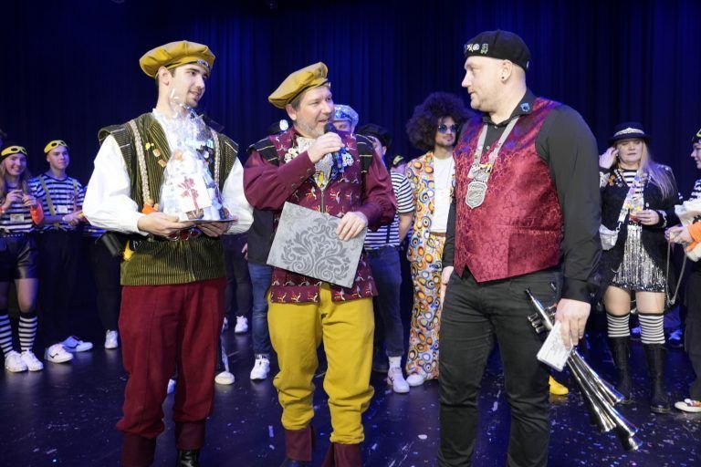 Prinzessin Margot und Prinz Wolfgang beim Fuassballerball 2025: Jung-Papa und Schalmei Tom Achberger (re) bei einem seiner ersten Auftritte nach der Geburt seines Kindes