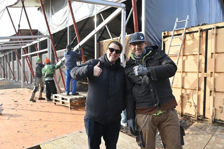 Der Abbau beim Freudenhaus ist in vollem Gange. Lisa-Marie  Berkmann und Roman Zöhrer freuen sich auf den neuen Standort im Millennium Park.