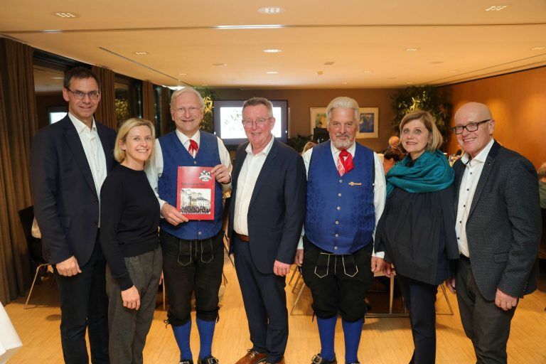 LH MArkus Wallner, Sabine Oberhöller, 1. Vorstand Martin Jussel, Festredner Nikolaus Netzer, LR Barbara Schöby-Fink und Dieter Oberhöller.
