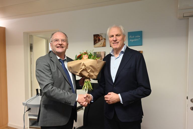 Johannes Mathis (Direktor LZH) heißt Dr. Wolfgang Elsäßer (rechts) willkommen im LZH.