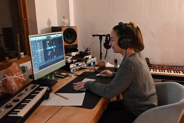 Musikerin produziert Album in Eigenregie: Zischg arrangierte ihre Lieder selbst und setzte ihrer Kreativität keine Grenzen.