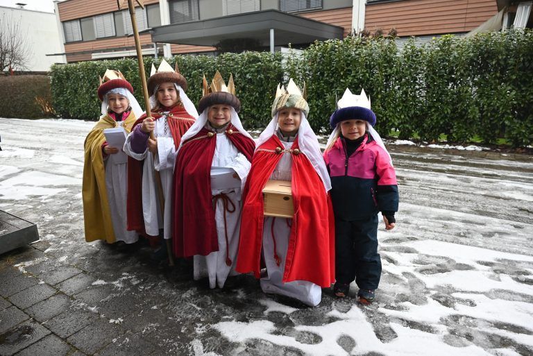 Königliche Post der Sternsinger: Auch eine ganz junge Gruppe war unterwegs. So wie Ida, Noëlie, Sophie, Ben und Fanny (v.l.n.r.).