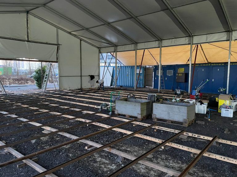 Vorhang zu beim Freudenhaus: Am Ende des Tages war vom Holzboden nicht mehr viel übrig. (Quelle: Freudenhaus)