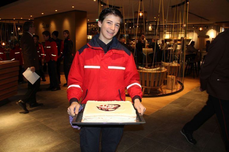 Keine Nachwuchssorgen: Mica Rudigier brachte einen Kuchen mit dem Logo der Tschaggunser Feuerwehr mit.