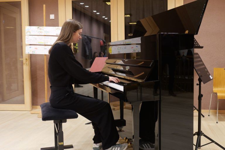Neues Klavier musikalisch geehrt: Anna Thurnes verlieh den Kinderszenen von Robert Schumann einen besonderen Zauber.