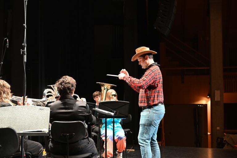 Junge Musiktalente luden zum Faschingskonzert : Musikschuldirektor Dietmar Nigsch dirigierte das Blechbläserensemble.