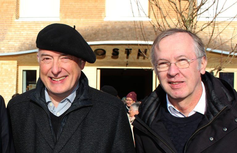 Es wäre wie ein Buch ohne Worte . . .: Egger Schuldirektoren Ariel Lang (BORG Egg) und Mario Hammerer (Bezauer Wirtschaftsschulen) waren unter den beeindruckten Festgästen..