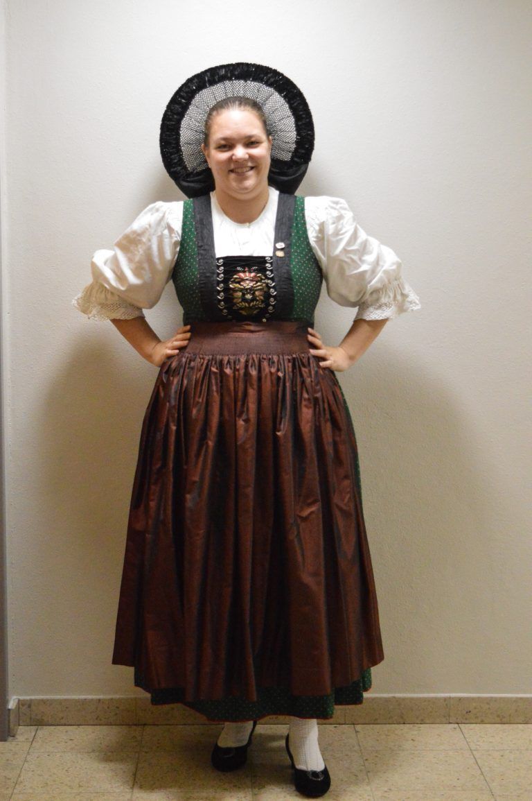 „Bin im Trachtenverein groß geworden“: Corina Schwarz trägt stolz die historisch erneuerte Lustenauer Festtagstracht. (privat)