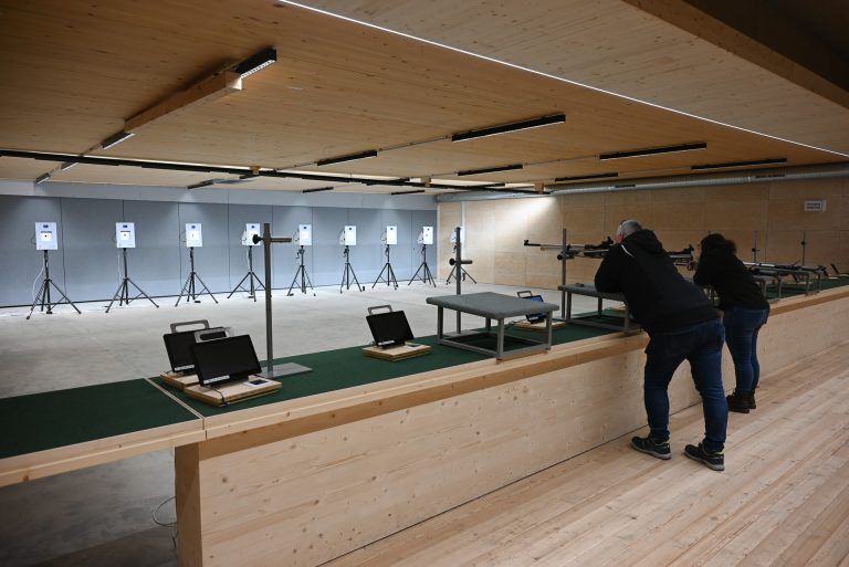 Neues Schützenhaus Rheintal begeistert : Am Luftdruckstand kann ebenfalls geübt werden.