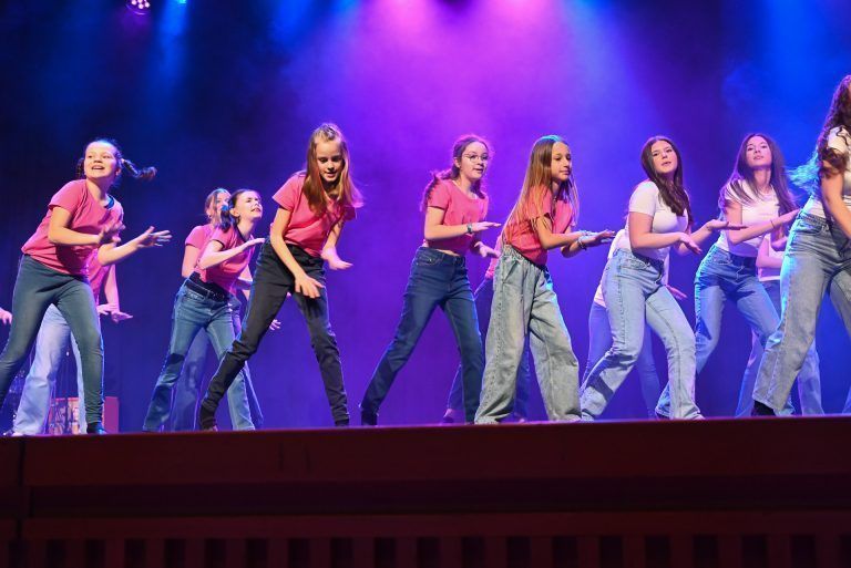Junge Musiktalente luden zum Faschingskonzert : Erwachsene und Kinder tanzten gemeinsam im Tanzensemble zu Beyoncé und Rosé und Bruno Mars.