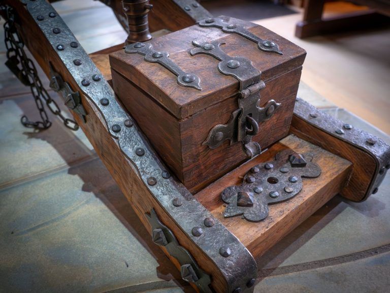 Vom Schuhmacher zum Handwerkskünstler: Ein Leben voller Leidenschaft und Vielseitigkeit: An Detailreichtum nicht zu überbieten