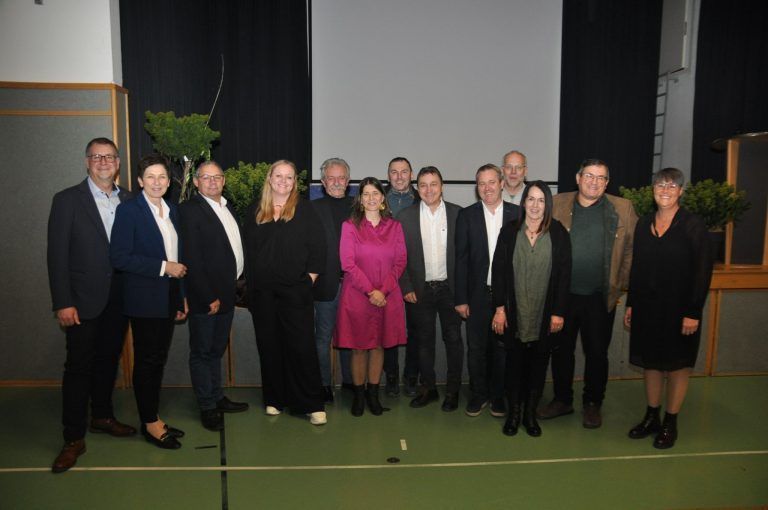 Vortragender Dipl.-BW (FH) Alexander Seiz, Andrea Schwarzmann Regionalplanungsgemeinschaft (REGIO), BM Stefan Nigsch, Wiebke Meyer Geschäftsführerin bei Alpenregion Bludenz Tourismus, BM Alwin Müller, BMi Alexandra Martin, Wirtschaftsverein-Obmann Michael Karner, BM Werner Konzett, BM Erich Kaufmann, Gebhard Erhart, Elisabeth Müller, BM Willi Müller, Veronika Heckmann.