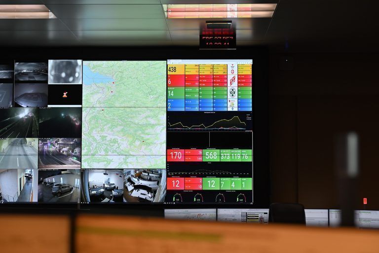 Ein Leben für den Rettungsdienst: Eine große Infotafel in der RFL informiert über die tagesaktuellen Einsätze.