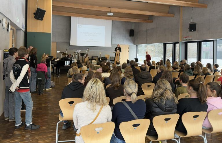 Kreativ, musikalisch und naturwissenschaftlich: Viele interessierte Besucherinnen und Besucher informierten sich beim Infotag am BORG Egg.