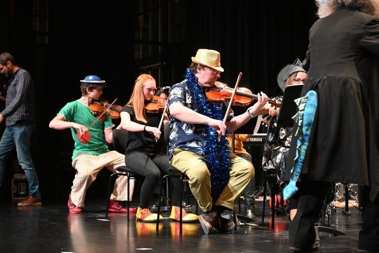 Junge Musiktalente luden zum Faschingskonzert : Die Sinfonietta spielte groß auf und entführte ihr Publikum in ferne Welten.