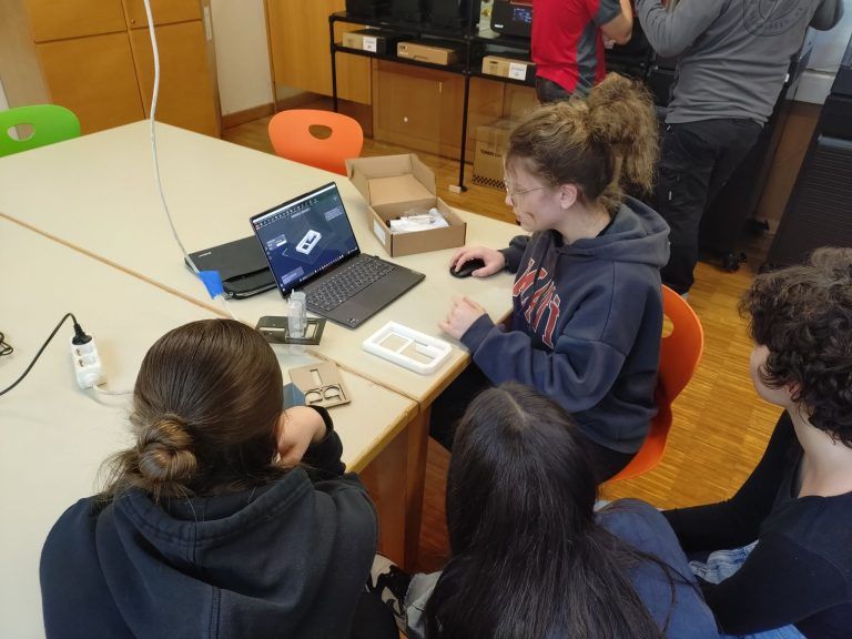 Ein Tag voller Technik, Kreativität und Zukunftsperspektiven beim Girl´s Day: Elif aus der 4aWP (Produktmanagement und FutureTecs) zeigte den Entwurf eines wasserstoffbetriebenen Spielzeugautos vor.