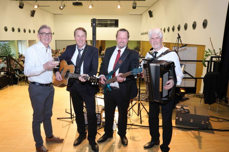 Neujahrstanz von „Vorarlberg 50 plus“ in „Dorfmitte“.