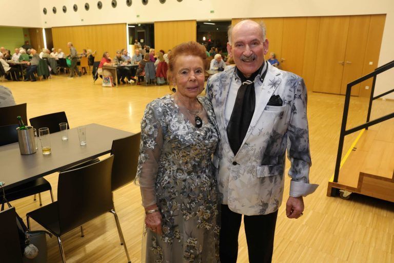 Neujahrstanz von „Vorarlberg 50 plus“ in „Dorfmitte“.